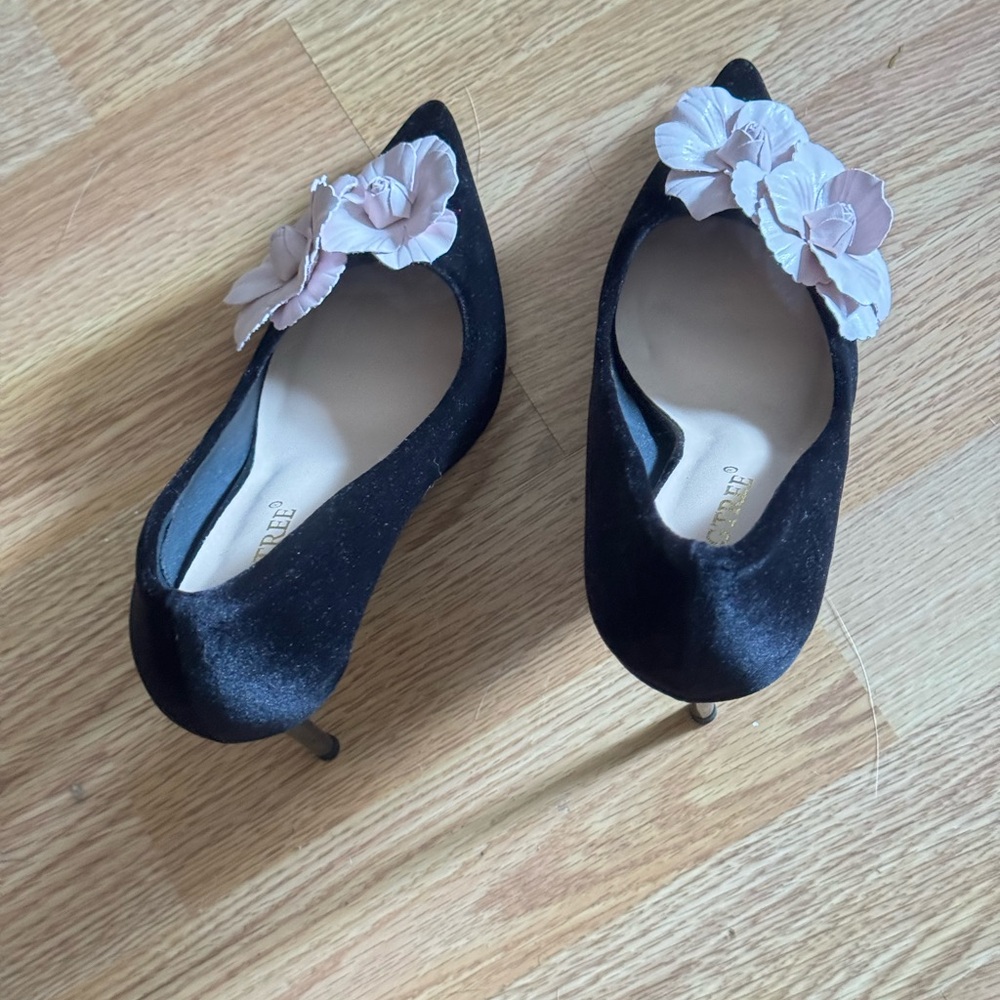 Elegant Black Heels with Floral Accents, brand new no tag.